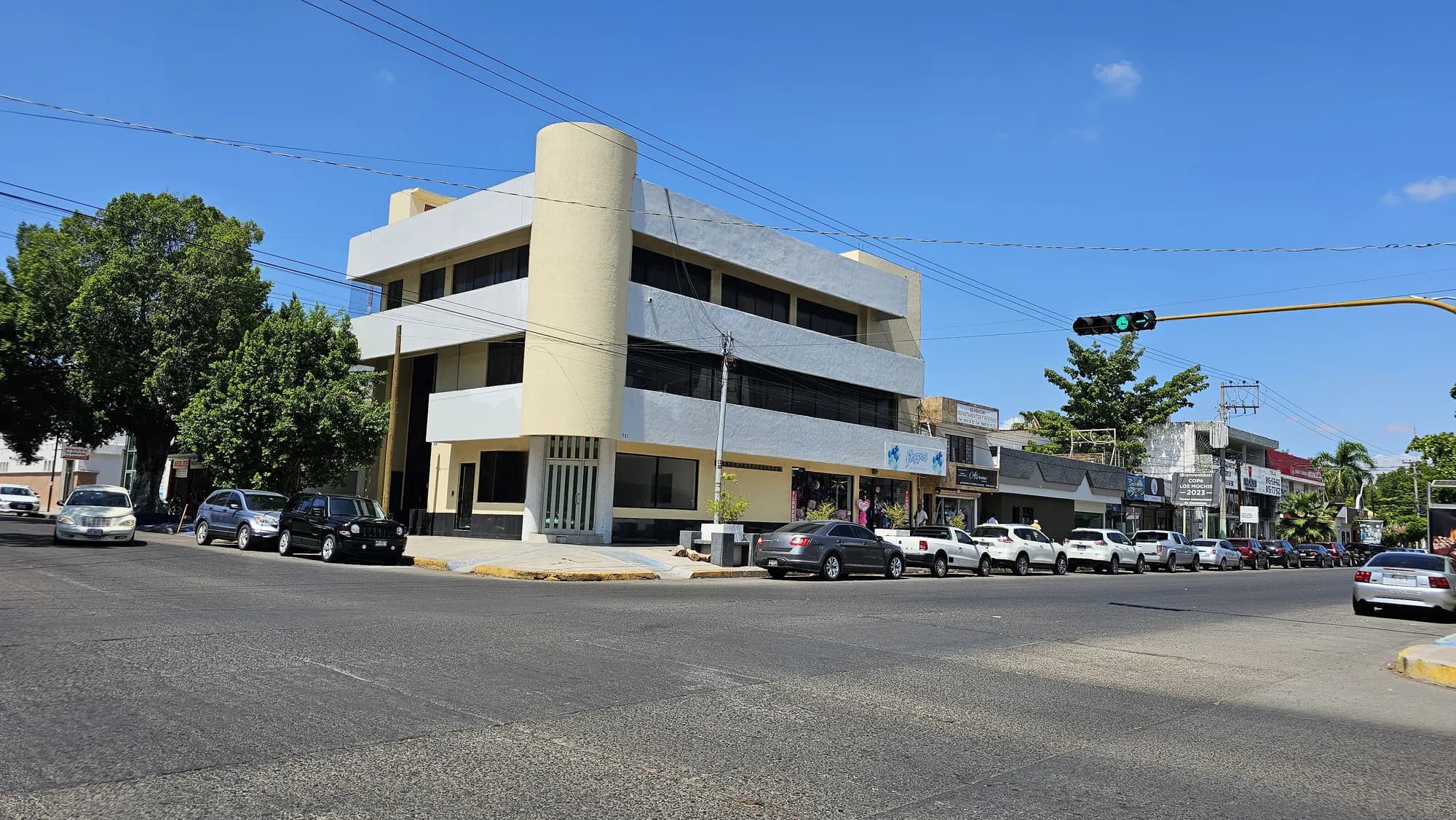 EXCELENTE OPORTUNIDAD DE INVERSIÓN EDIFICIO OFICINAS en esquina con 2 locales en planta baja zona Centro de Los Mochis
